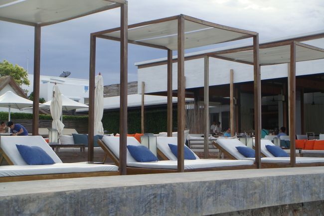 ホテル敷地内のテラス<br /><br />客は欧米人ばっかりです