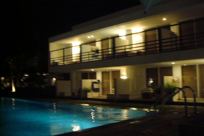 夜のホテル内プール