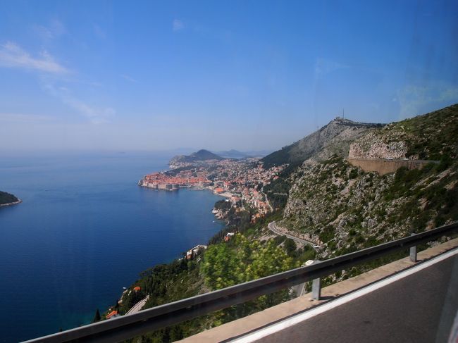 空港からバスで市街地に向かいます。<br />ぼーっとしているといきなり前の席のおじさんが振り向いて<br />「ほら！旧市街が見えてきたよ！」と教えてくれました☆<br />この景色が見えた時テンションあがったーーー ！！！