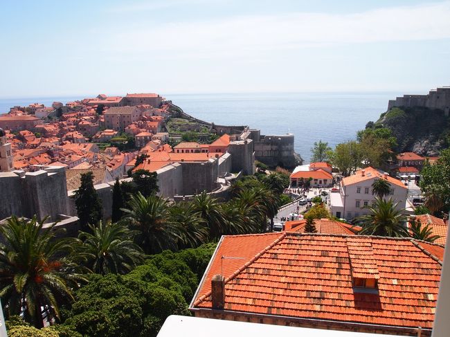 ピレ門でバスを降りてからホテルまでは過酷でした・・・<br />150〜200段くらいはあると思われる階段を<br />20kgのスーツケースを持って登る・・・<br />さらにアコモデーションの入り口に到着してから<br />部屋まで３階分せまい階段をまた運ぶ・・・<br />でも、そんな苦労をしてたどり着いたお部屋からの景色がコチラ！！！！<br />アドリア海も旧市街も一望！！！！<br />１泊だけじゃなくてのんびり滞在すればよかった。。。