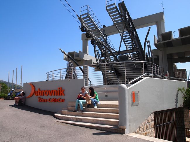 ホテルに荷物を置いたので、<br />まずはロープウェイでスルジ山に登ることに。<br />