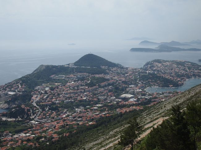 ロープウェイから新市街を眺めました。<br />正面が旧市街だとするとアドリア海に向かって<br />右側が新市街です。<br />旧市街周辺は小さなゲストハウス的な宿泊施設が多いのに比べ<br />リゾートホテルなどは新市街にあるようでした。<br />長期滞在される方は新市街に滞在するのもよさそうですね。