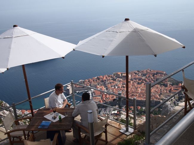 そしてコチラが世界一の絶景カフェ！！！(私調べ)<br />スルジ山のロープウェイ山頂駅に併設されているカフェ。<br />こんな景色を眺めながらお茶が飲めるなんて贅沢すぎる！