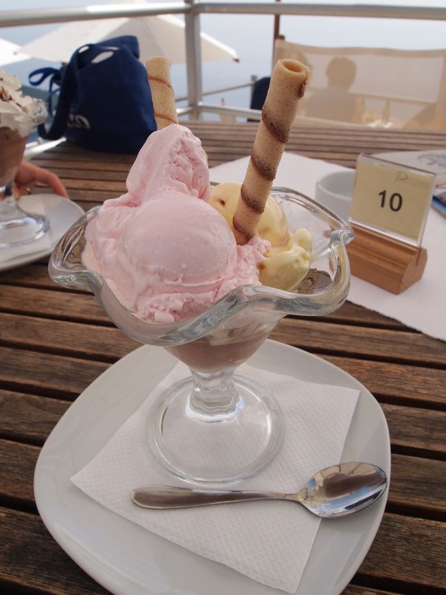 絶景カフェでアイス♪<br />思いっきり観光地の割りには良心価格でした(´･∀･｀)