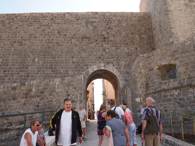 ここからは旧市街を散策です。<br />ロープウェイ乗り場から下っていくとあるのがブジャ門。<br />旧市街の門の中で一番高いところにある門です。