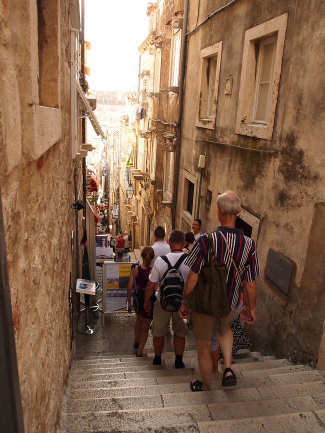 ブジャ門をくぐったらひたすら階段を下ります。