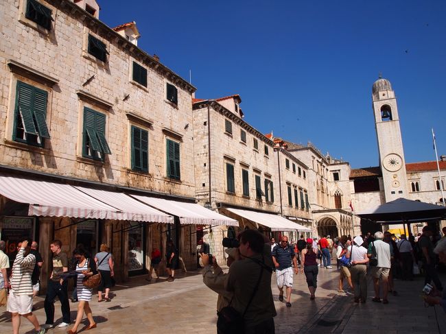 旧市街一番の目抜き通り、プラツァ通りにやってきました。