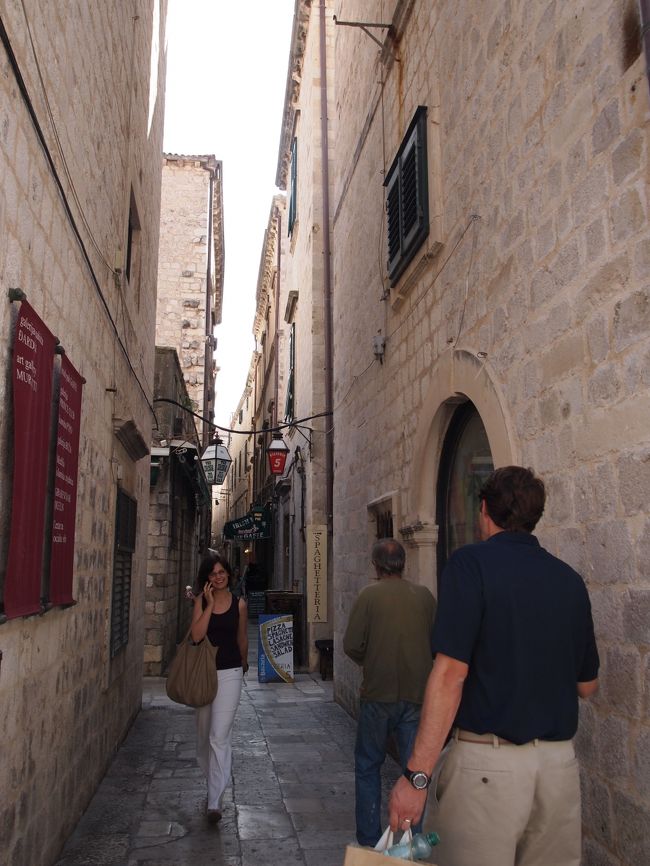 プラツァ通りを歩きながらきょろきょろすると<br />ステキな小路がいっぱい。