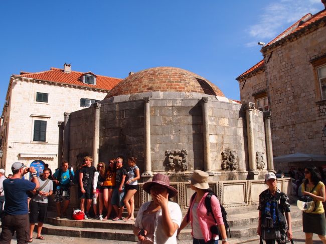 ピレ門の方にやってきました。<br />オノフリオの大噴水です。<br /><br />現在でも飲み水が供給されているので<br />ペットボトルに入れて飲んでる人もいました。