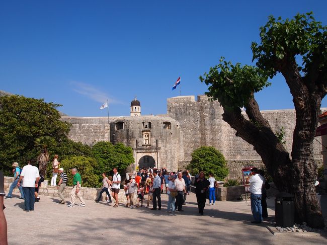 ピレ門を外側から見たところです。<br />このエリアはツアー客の集合場所になっているようで<br />いつ行ってもすごい人でした。