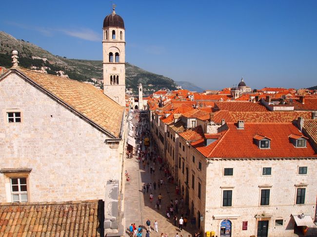 ピレ門から城壁めぐりをスタート！<br />城壁から眺めたプラツァ通りです。