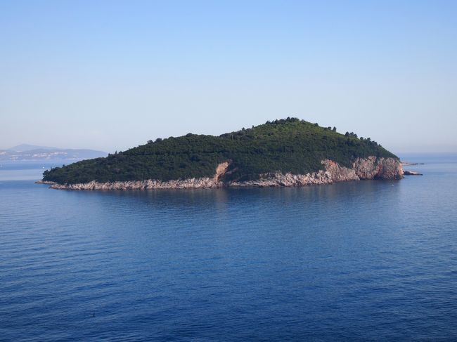 旧市街からボートで10分のところにあるロクルム島。<br />