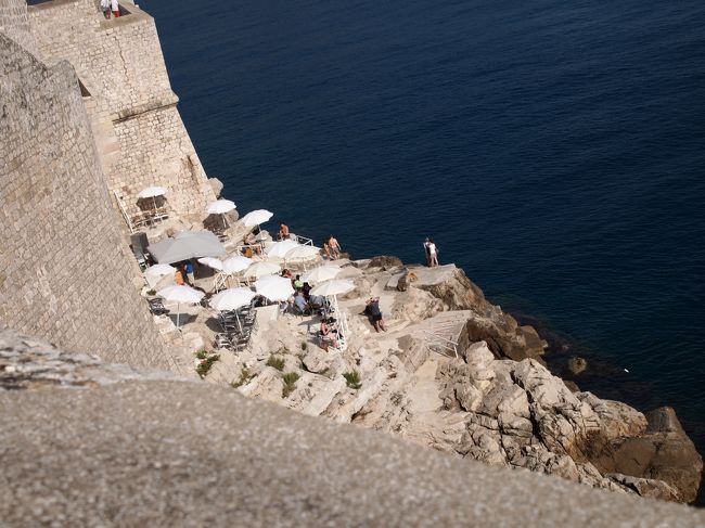 城壁を歩いていると外側にカフェを発見！<br />実はこのカフェは行く前から目をつけていた場所♪<br />行き方がわかりづらいとのことだったので<br />HPで確認してから行きました。<br />このカフェについては次の旅行記で詳しく書く予定です。