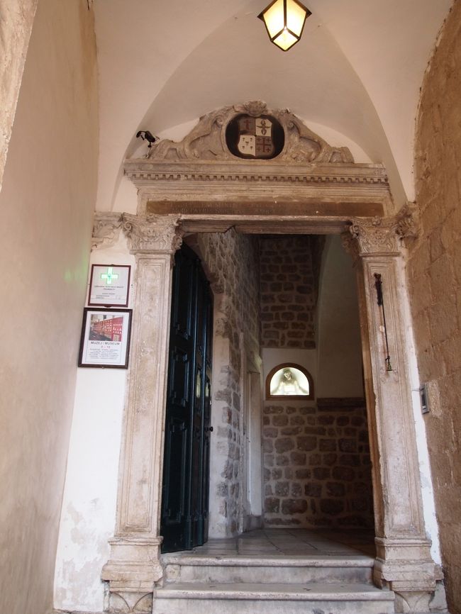 修道院の中にヨーロッパで3番目に古い薬局<br />があるというので行ってみることに。