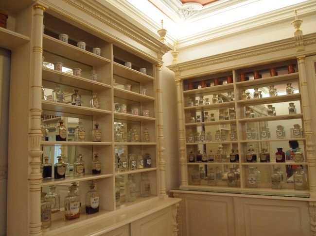 キレイに陳列されています。<br />この薬局はもちろん今でも現役で、<br />観光客向けにローズウォーターの小さいビンや<br />ハンドクリームなどの販売もしてました。