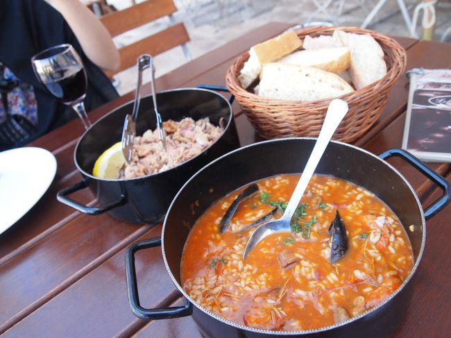 この日はランチを食べていなかったし、<br />Dinnerの後に絶景カフェに行く予定だったので<br />早めのDinner！<br /><br />ドブロブニクを訪れる日本人の８割は行くと<br />言われているロカンダ・ペシュカリアさんへ<br />http://4travel.jp/overseas/area/europe/croatia/doubrovnik/restaurant/10384554/