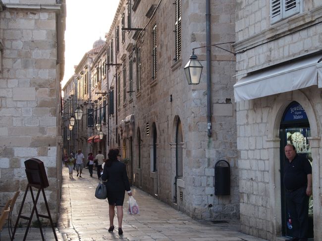 夕日が石畳に反射してキレイです。