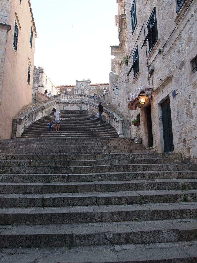 早めのディナーを済ませて、これから<br />事前に調べていた絶景カフェに行ってみることに！<br />ちょうどSun Setの時間でキレイな夕焼けが見れるかな？^^<br /><br />まずは目印になる教会まで階段を登ります。