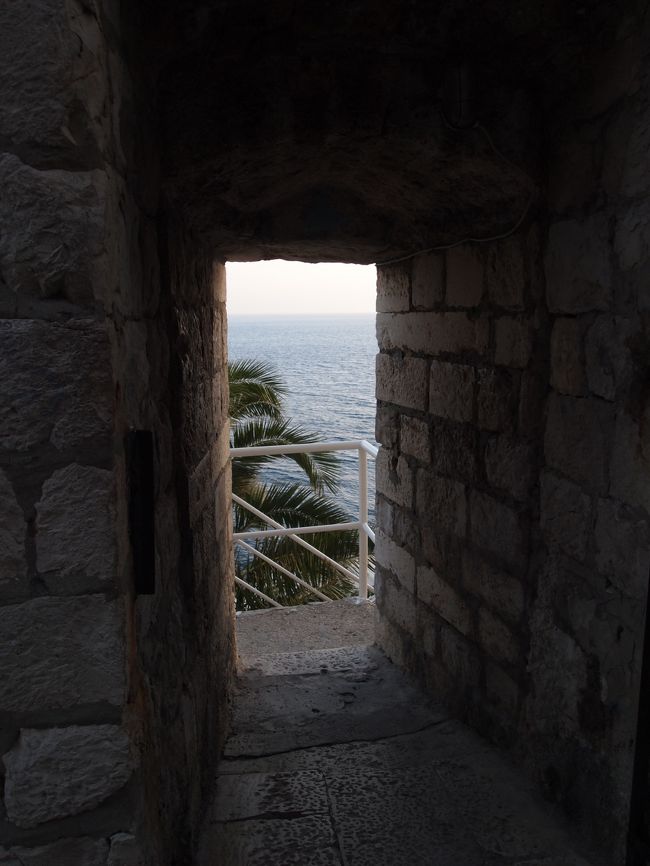 ここがカフェの入り口だーーー！！！<br />アドリア海が見えてテンションUP!!!