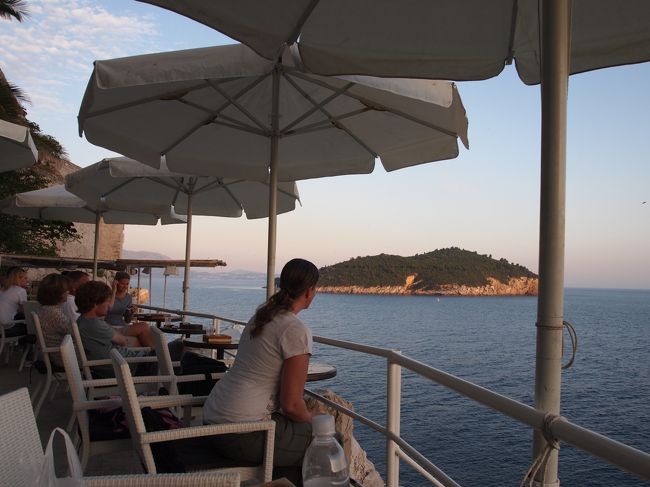 カフェはこんな風になっています。<br />全席アドリア海に向かって座るという贅沢な作り♪