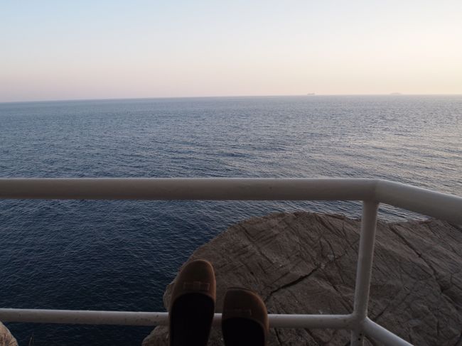 ちょっとお行儀悪いですが<br />みんなこの柵に足をかけてくつろいでました。<br /><br />残念ながら夕日が沈む方向ではありませんでした・・・。<br />それでも段々ピンクに染まっていく空と<br />蒼いアドリア海がきれいでした〜