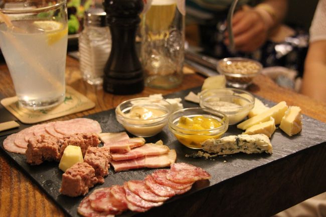 こんなつまみを食べながら、ビールを流し込む。<br />ん〜、たまらん！