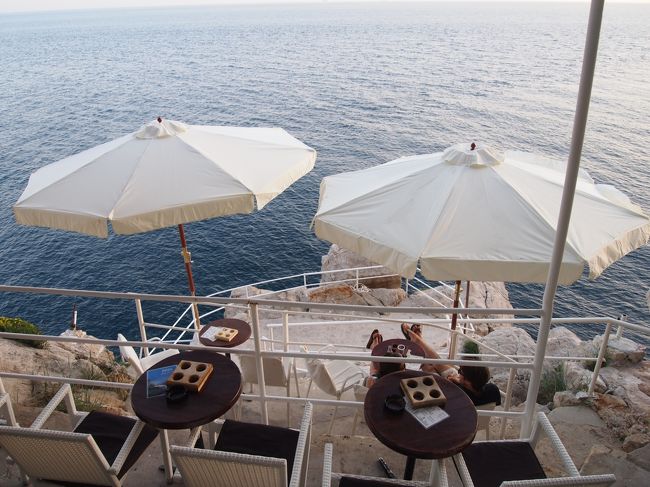 ドブロブニクに住んでたら暇なときずっとここに居ると思う・・・<br /><br />昼間は半袖で城壁めぐりをしてましたが<br />日が沈んで肌寒くなってきたのでそろそろホテルに戻ります。