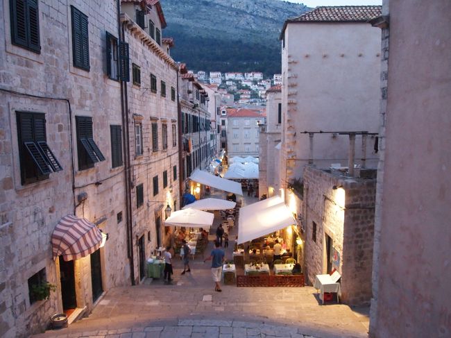 明かりが灯りだした旧市街。<br />夜だと美しさ倍増！