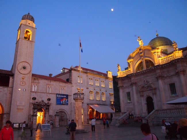 ルジャ広場に戻ってきました。<br />真ん中の上にはお月様もくっきり☆<br />ライトアップされた教会もキレイです。
