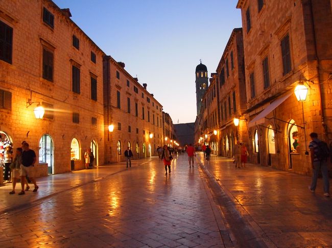 夜のプラツァ通りは人通りが少ない。<br />街灯がつるぴかの石畳に反射してキレイ！<br />この道雨だとすんごい滑るらしいですｗ