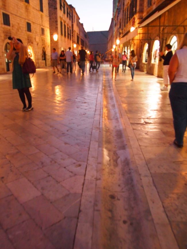 プラツァ通りには雨水を流すための排水溝もありました。