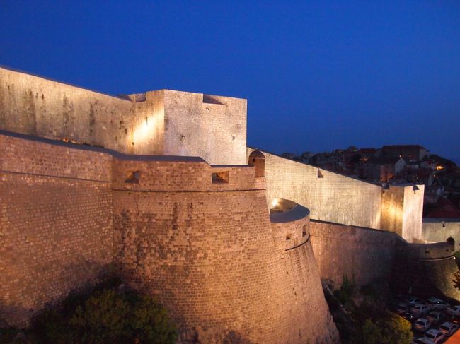 城壁もライトアップされてキレイでした。