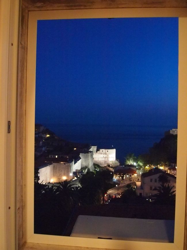 窓枠と一緒に撮影すると絵画のようです。