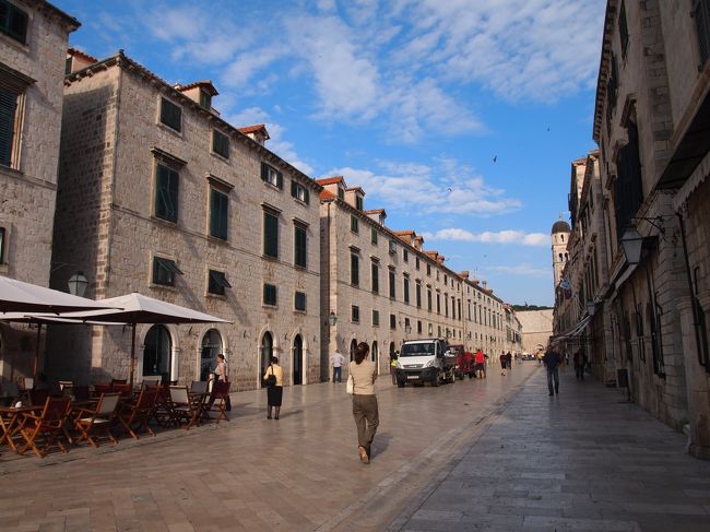 お昼のフライトまで少し時間があるので<br />朝のお散歩に出かけました。<br />朝のプラツァ通りは静かです。