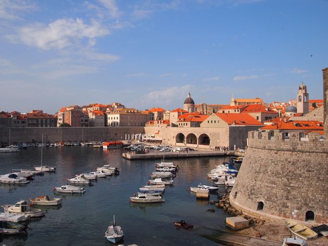 ピレ門から入って反対側の旧港までやってきました。