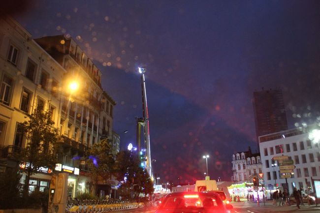 ビールおいしい！<br /><br />タクシーでホテルへ。<br />途中広場に絶叫マシンの移動遊園地が開いている。<br />明日、ナショナルデイのお祭りなんですよね。