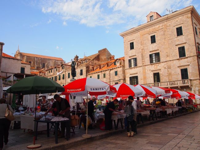マーケットをやってました。<br />乾燥フルーツやお野菜、お土産などいろいろ売ってました。