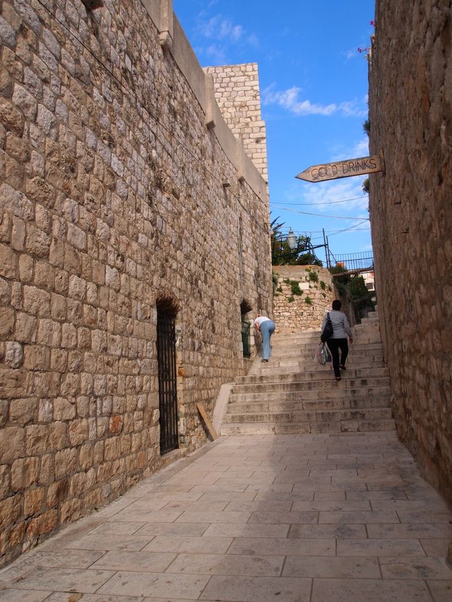 前日の夕方に来た絶景カフェCafe Buzaに<br />行って見ましたが、朝早かったからか<br />まだ開店してませんでした。<br /><br />COLD　DRINKSと矢印が指している場所が入り口です。