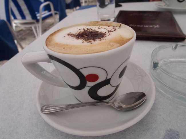 Cafe Buzaがやってなかったので<br />別のカフェでコーヒーブレイク♪<br />カップがかわいい！