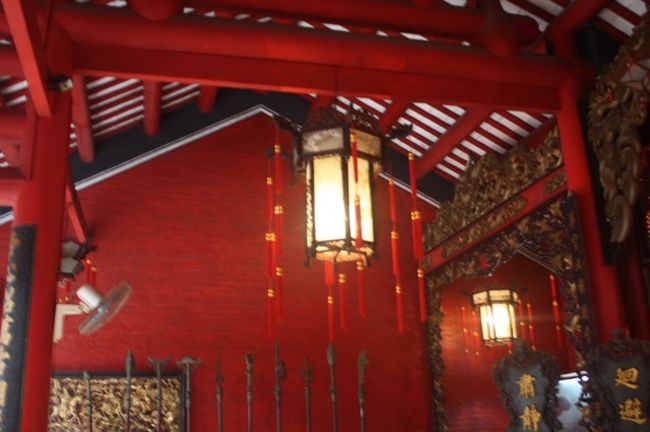 廟の中は赤色で統一されています。関帝さんがまつられています。