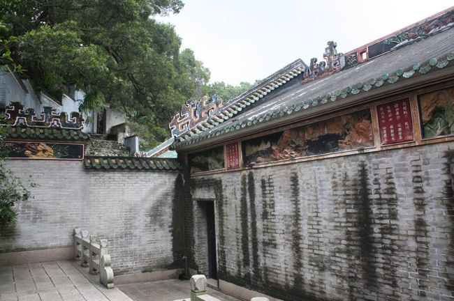 左側には簡単な博物館があります。