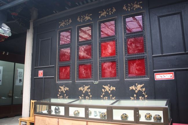 こちらにもきれいなステンドグラスが飾られています。