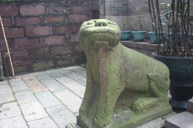 歴史を感じられる狛犬。