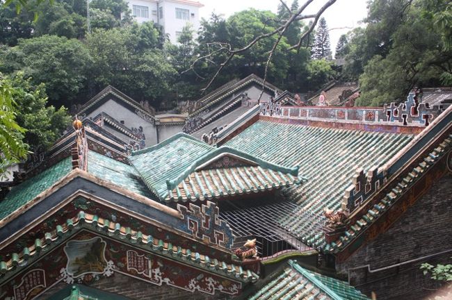 屋根の瓦や彫刻がきれいです。