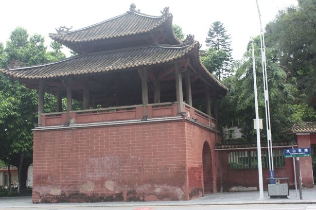 鐘楼公園といい、公園のすみに古い鐘のある小さな塔があります。