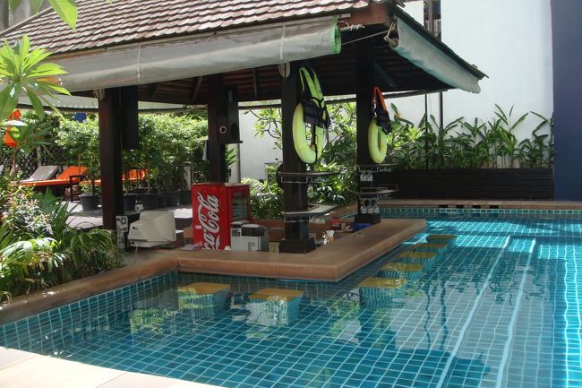 プールの中で飲むビールは最高♪