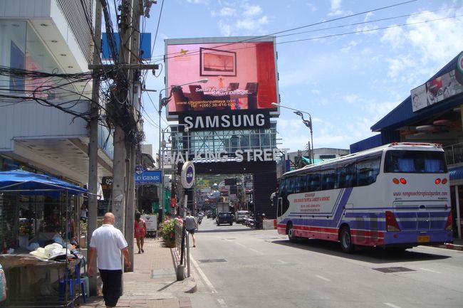 パタヤ有名なウォーキングストリート入口<br /><br />夜はすごいですよ♪<br /><br /><br />何がすごいって？！<br /><br /><br />それは是非、行ってみてくださいね♪<br />