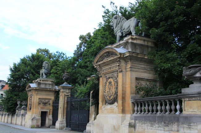 ホテルから徒歩1分<br />王宮の裏門