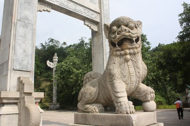 苦労して階段をあがると狛犬がいます。