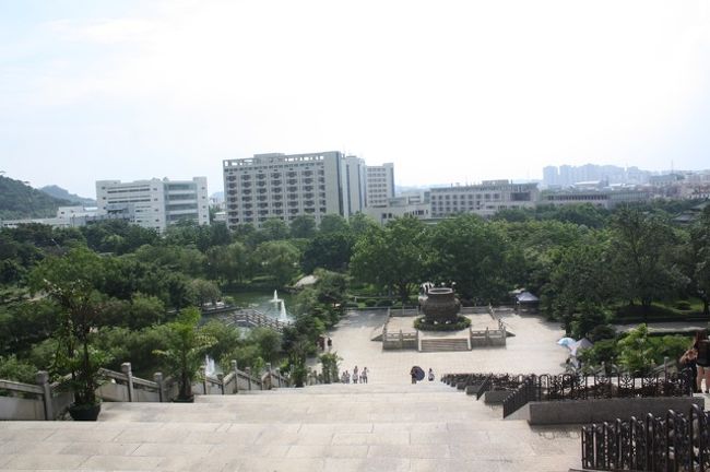 階段の上からは街並みが見えます。